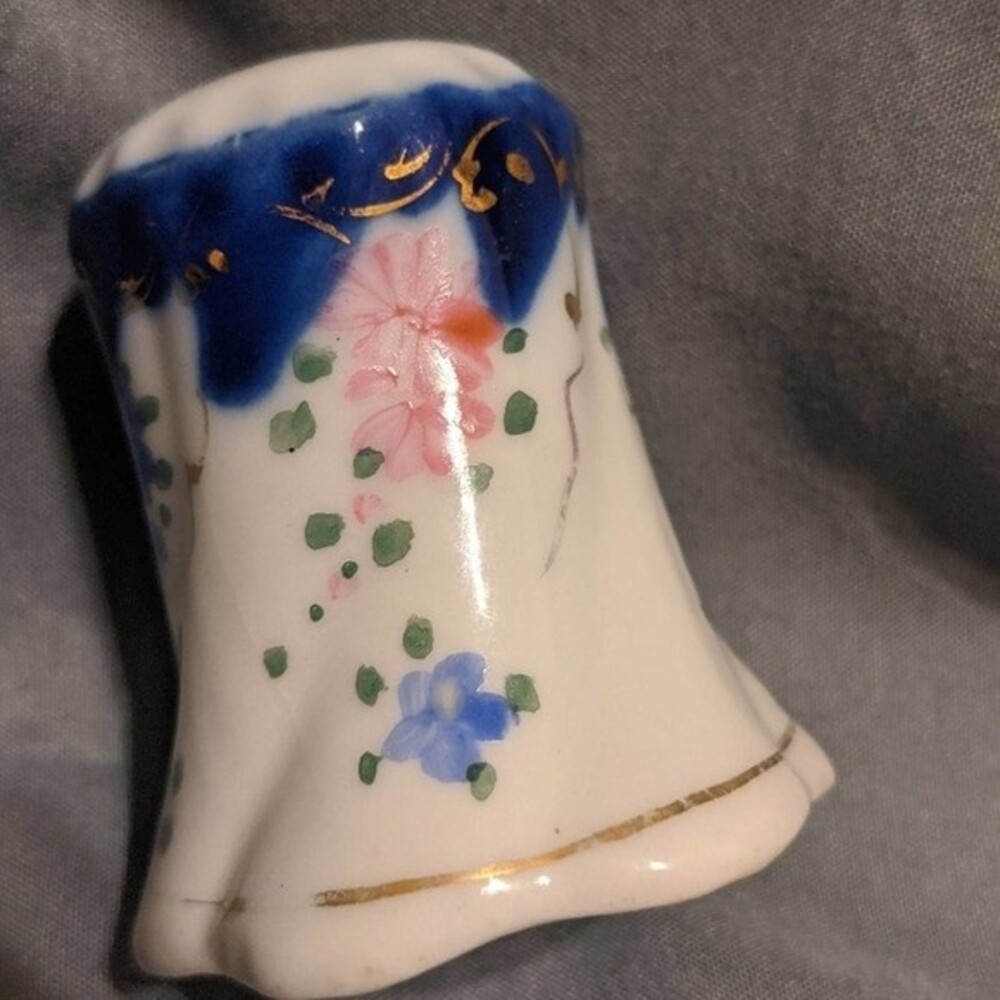 Shaker with flowers